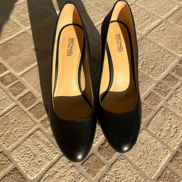 Michael Kors, black leather pumps, size 7.5 - Picture 1 of 3
